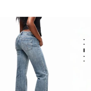 Blå bootcut jeans från Bershka - Bootcut jeans i storlek S,snygg passform.Fina detaljer på fickorna.