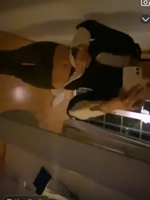 snygga mörkgrå byxor - Snygga mörkgrå bootcut byxor låg midja och stretchigt material. Byxorna har en figurnära passform upptill och utsvängda ben, vilket ger en trendig siluett. Lite trasig i gylfen🩶🩶