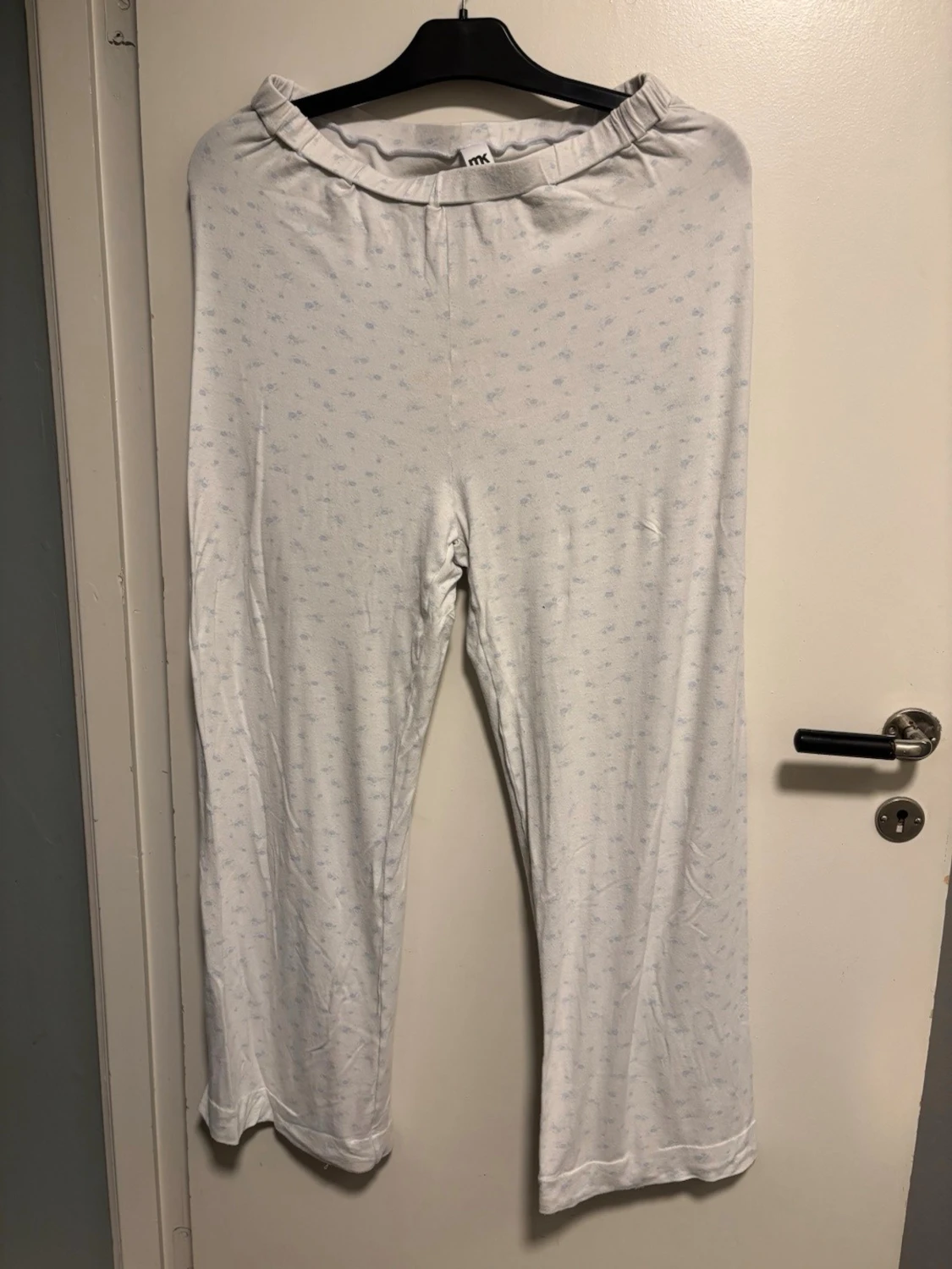 Vita pyjamasbyxor med småblått mönster