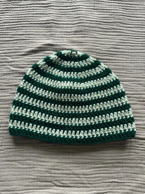 Virkad mössa - Egentillverkad virkad mössa i gröna garner. Tvättas i max 30 grader