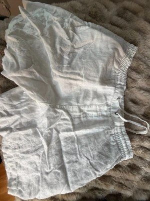 Vita linne short från Zara - Endast använda några få gånger. Väldigt bra skick
