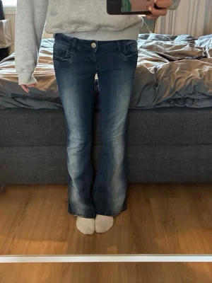 Lågmidjade jeans  - Säljer ett par lågmidjade bootcut jeans från ginatricot 14+. Jeansen kommer i jättefint skick! Jag är 170 cm lång. Säljer då de inte passar mig! 💌