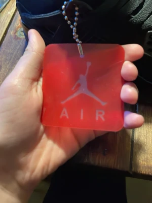 Svarta Air Jordan 4 sneakers - Säljer ett par svarta Air Jordan 4 sneakers med klassisk Jumpman-tag. Skorna har meshpaneler på sidorna, synlig Air-enhet i sulan och detaljer i mocka och läder. Perfekta för dig som gillar streetwear och vill ha en ikonisk siluett. Skorna är i storlek 39 