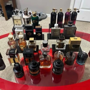 Byte  - Stor samling exklusiva parfymer från märken som Dior, Tom Ford, Allure och andra. Flakongerna varierar i färg och form, med både fyrkantiga och runda designer i glas och metall. Flera flaskor har guld- eller svartdetaljer och eleganta lock. Perfekt för dig som älskar dofter! För byte