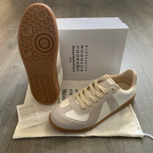 Maison Margiela skor - Säljer ett par feta Maison margiela skor i storlek 43. Allt på bilden ingår. Hör gärna av er vid minsta fundering 