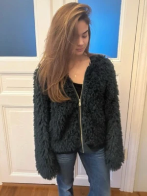 trendig vårjacka - mysig mörkgrön teddy/pälsjacka perfekt till våren!! köpte på vinted så detta e gamla säljarens bilder, säljer då den e lite stor på mig. inga defekter eller tecken på användning. dm för bilder & prisförslag💕💕