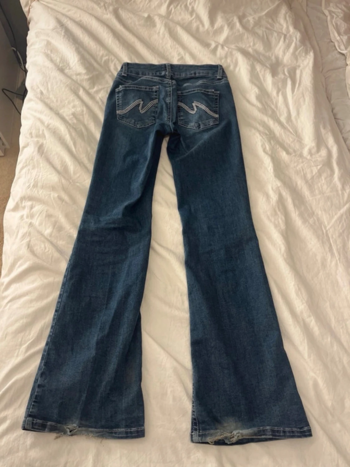 Blå bootcut jeans med broderade fickor - 1