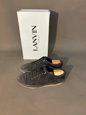  Lanvins - Sjukt unika Lanvins i mocka med en cool sula (det är modellen inte smuts). Smutsen är enkelt att ta bort, därmed gör jag det innan postningen - Modellen är unik vilket ökar värdet på skon. Skriv vid funderingar🤝 