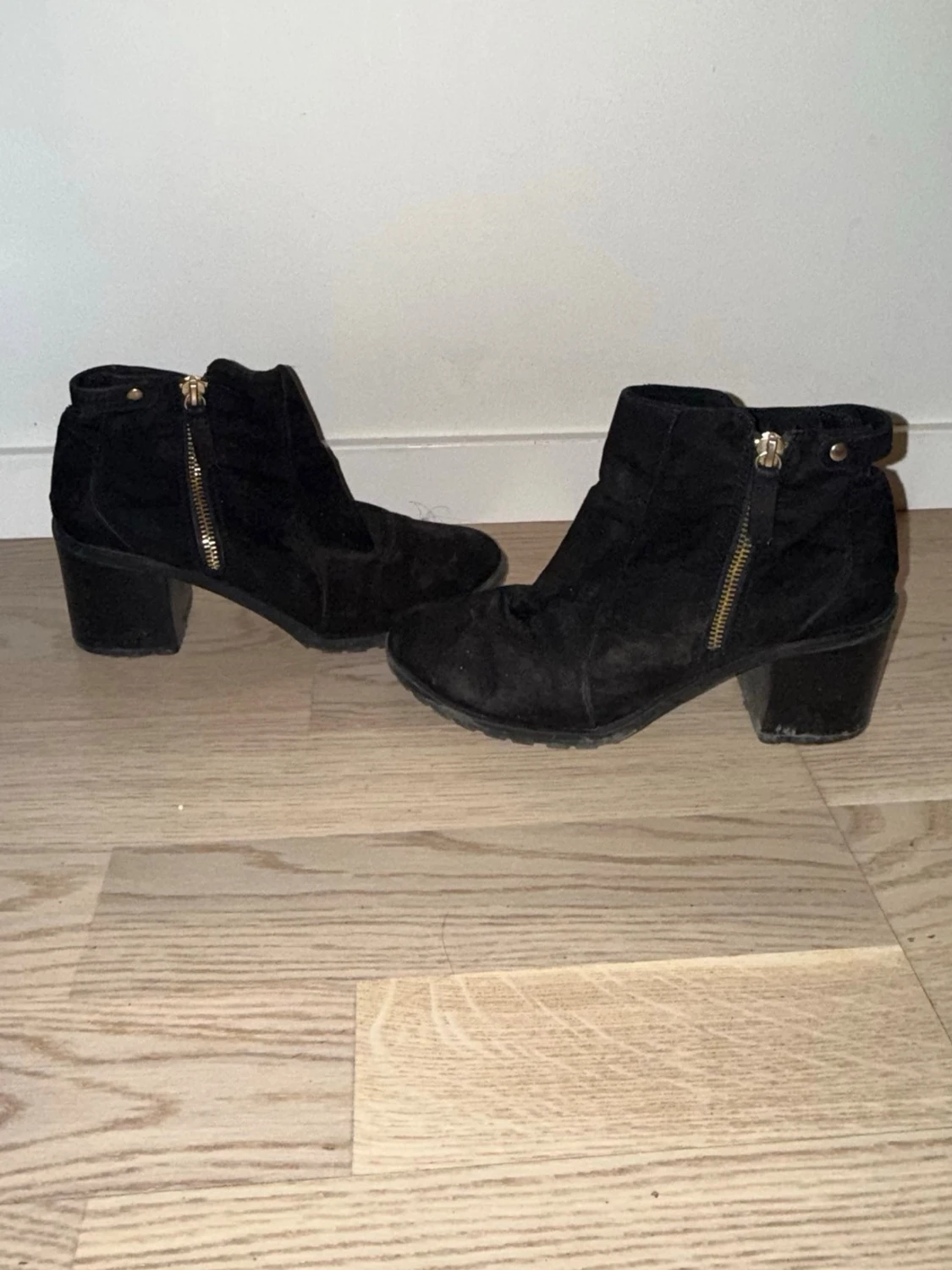 Svarta mocka stövletter med dragkedja