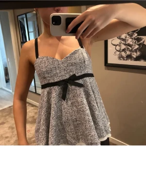 Zara topp - Säljer en söt blå topp från Zara. Storlek L men jag brukar ha S i toppar så passar absolut S/M. Aldrig använd men har dragit av prislappen 💕