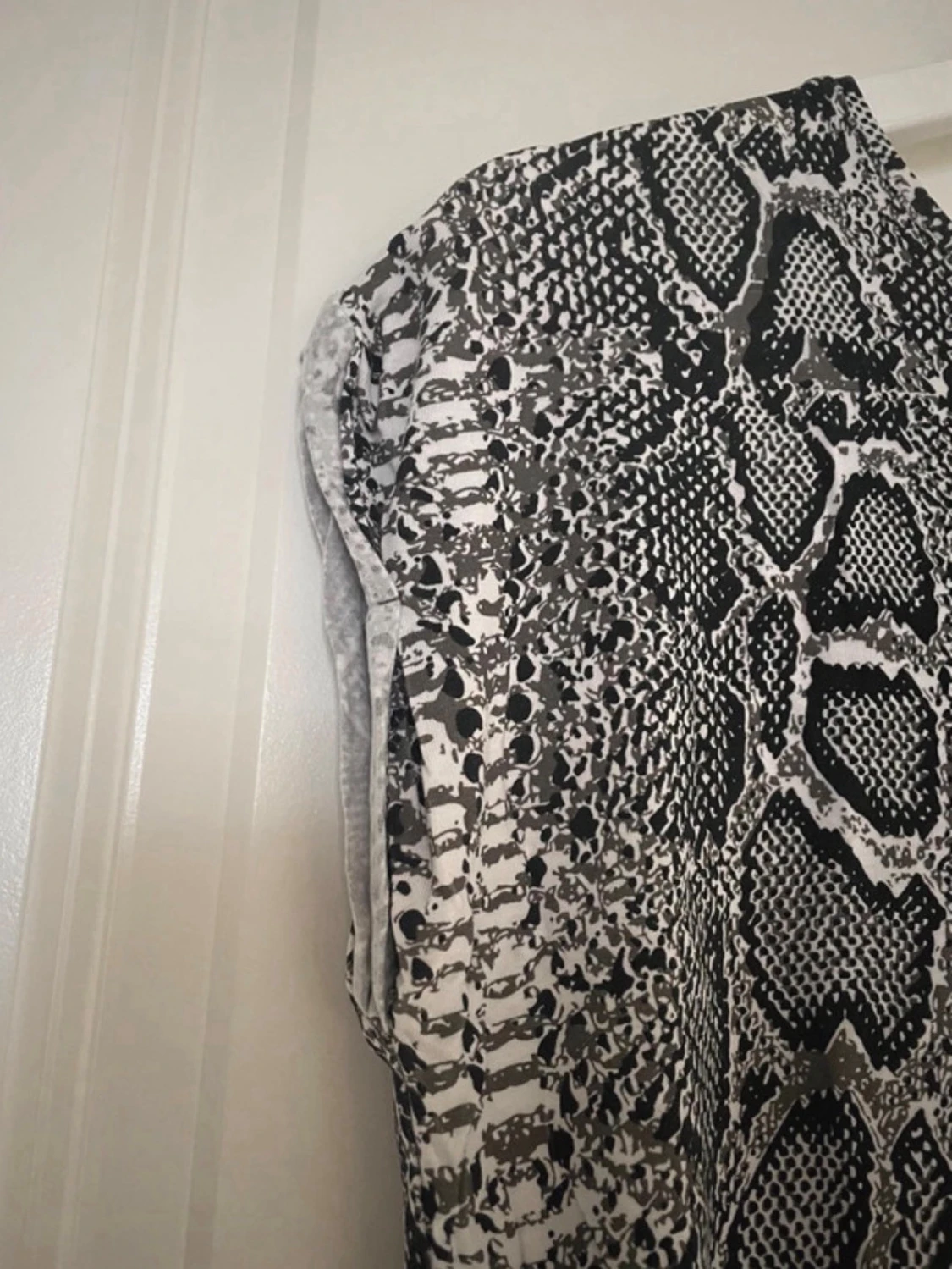 Svartvit topp med ormmönster - 1