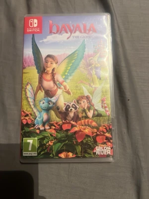 Bayala The Game till Nintendo Switch - Bayala The Game till Nintendo Switch, ett fantasifullt äventyrsspel med magiska varelser och färgglada miljöer. Spelet kommer i original plastfodral med vacker omslagsdesign och inkluderar spelkassett. Perfekt för dig som gillar fantasy och magi.