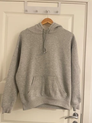 Grå Bikbok hoodie - Grå hoodie med ficka från Bikbok, har en liten fläck men i bra skick ❤️