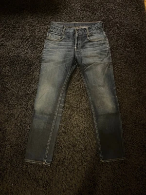 G-star jeans - Säljer dessa riktig snygga och fräscha G-star jeans. De är i bra skick och har tagits hand om väl. De är i storlek W32 L32. Hör av dig om du har några funderingar 🙌