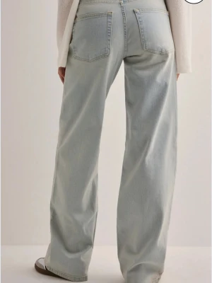 Low Waist Loose Jeans Nelly stl 38/40 - Fina ljusa jeans. storleken är 38 jag tycker de kan passa även 40. Jeans från Nelly Stretchigt material Låg midja Lös passform med raka ben Hällor vid linningen 5-ficksjeans