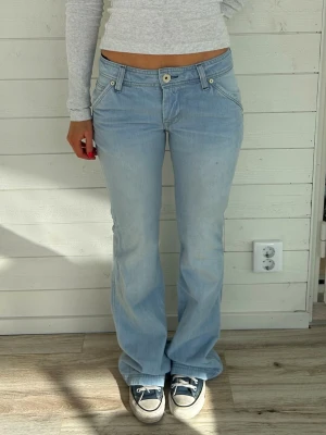 Ljusblå wrangler jeans  - Lågmidjade ljusblå wrangler jeans i storlek S. Midjemått: 39x2 cm innerbenslängd: 84 cm