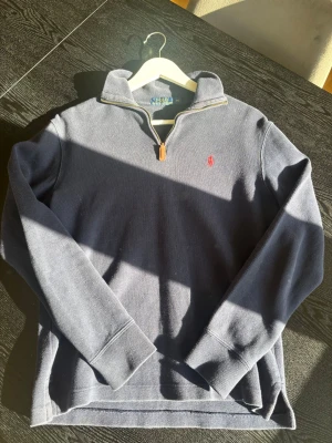 Ralph lauren half zip xs - Mycket bra skick, lite urtvättad  Äkta!  Nypris 2299kr  Modell 170ca 55kg