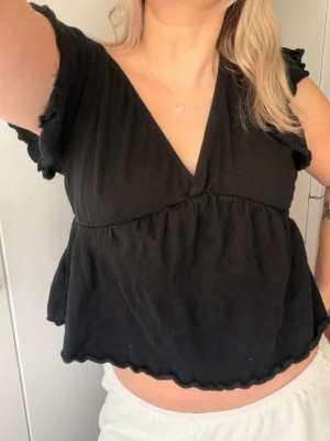 Svart topp / blus  - Svart topp / blus från lager157 som har knytning i nacken 🤍 lite urtvättad på vissa ställen 