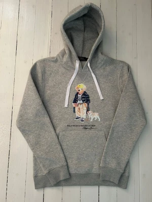 Ralph Lauren polo bear hoodie herr, storlek S - Hej! Säljer denna riktigt schyssta polo bear hoodie från Ralph Lauren. Den är i storlek M men sitter en storlek litet och passar därför som en S. Den är endast använd någon enstaka gång och är därmed i ett nyskick. Original lappar och påse finns kvar och medföljer naturligtvis vid köp. Jag fraktar alltid snabbt!  Mvh