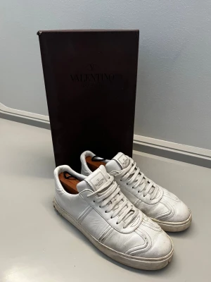  Valentino Flycrew - Stilrena vita sneakers från Valentino Garavani Flycrew. Orginal storlek 41 passar 42. Perfekta för dig som gillar exklusiv och tidlös design. Skorna är helt ok skick. Box ingår EJ. Priset ej hugget i sten. Hör av er vid frågor eller funderingar! 
