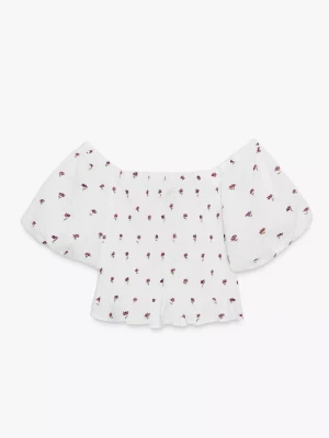 Vit blommig topp Zara - Supersöt vit offshoulder topp med små rosa/lila blommor och puffiga korta ärmar. Smockad överdel och volangkant nedtill. Säljer även tillhörande kjol om man vill köpa hela settet💐