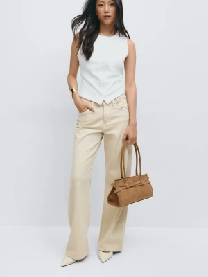 Brun axelväska i mocka från GinaTricot - Säljer en snygg brun handväska från GinaTricot i mjuk mocka med stilren design och dubbla axelband. Väskan har en avlång form och dekorativa detaljer på framsidan. Perfekt för dig som gillar trendiga accessoarer. Använd 1 gång, skriv privat för mina bilder. 