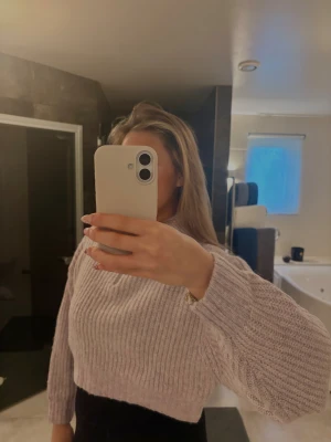 Ljuslila cropped stickad tröja - Säljer en ljuslila stickad tröja med croppad passform och långa ärmar. Varm och sticks inte!💜