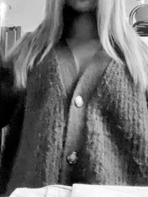 Grön fluffig kofta med knappar - Mysig grön kofta med v-ringning och stora dekorativa knappar framtill. Koftan har en fluffig, stickad struktur och avslappnad passform. Perfekt att slänga över en topp för en chill look.