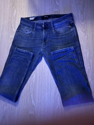 Replay anbass  - Mörkblåa replay anbass jeans storlek 31/32, som nästan helt nya, hör gärna av ert flexibel med pris vid snabbt köp 