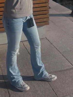 Lågmidjade jeans med bootcut  - Jättefina lågmidjade jeans med från Only som tyvärr inte passar mig mer!! Skriv om du har frågor eller köp nu går också bra! Just nu kommer jag lägga upp många nya grejer så kollar gärna in det! 💖 Rabatt vid köp av flera plagg! JUST NU FRI FRAKT PASSA PÅ!!!