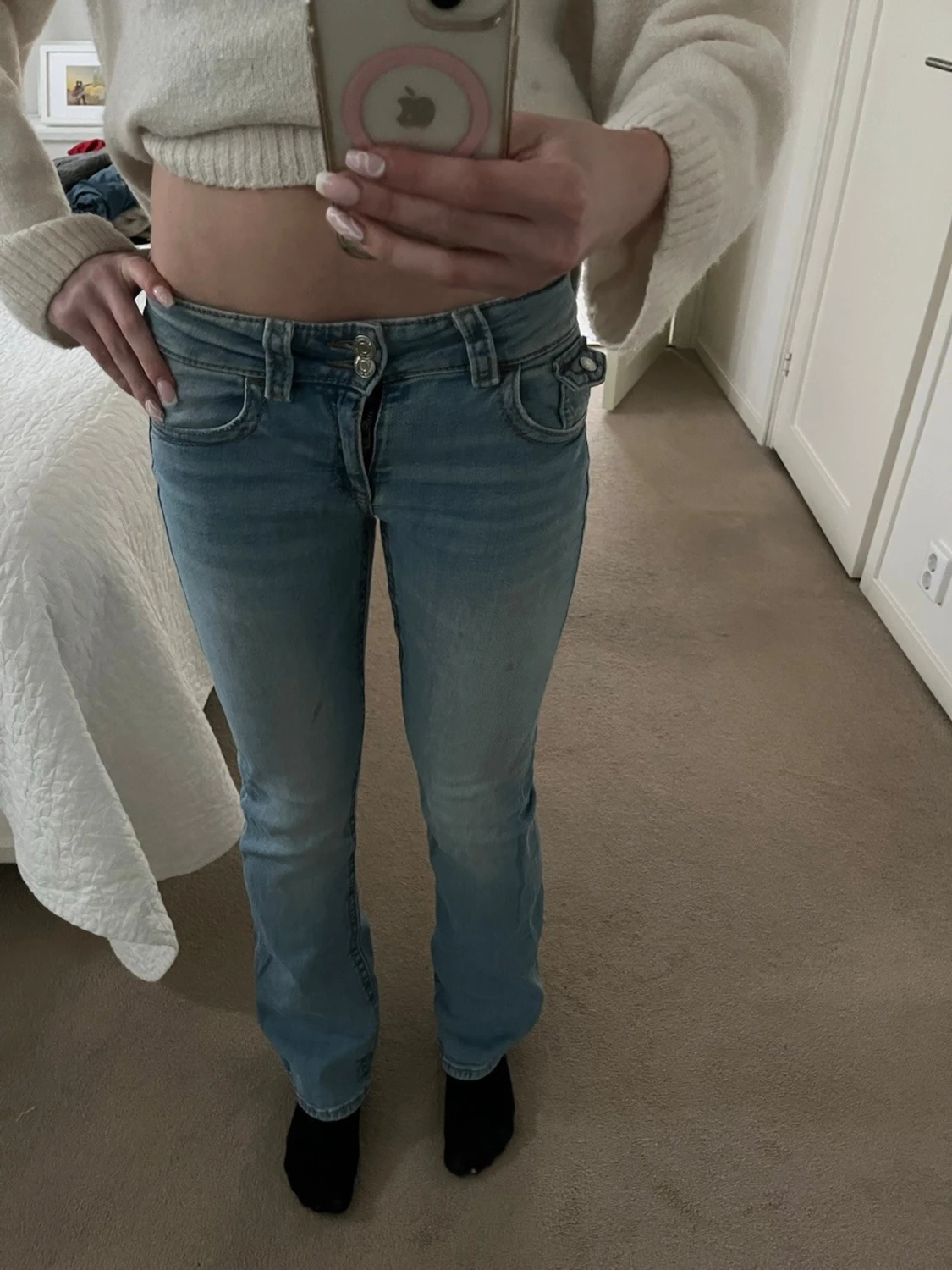 Ljusblå bootcut jeans med låg midja