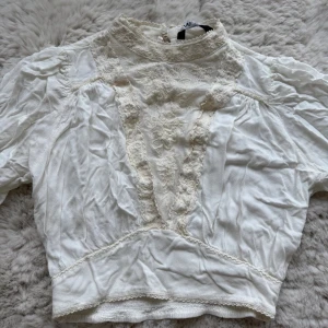 Romantisk spets tröja Zara - Bohemisk känsla av denna ⭐️ magtröja som är ganska tajt runt midjan men pösig upptill. Spetsdetaljen framtill är genomskinlig, finns även på armarna. Säljer för att jag inte använder längre 