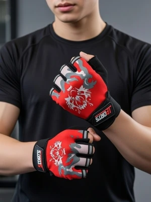 Röda träningshandskar med lejonmotiv - Snygga röda träningshandskar med grått och svart mönster samt ett coolt lejonmotiv på ovansidan. Handskarna är halvfingrade och har kardborreknäppning för bra passform. Perfekta för gym eller styrketräning.Halvfinger hanskar tunna med varghuvud. Unisex. Bredd 10- 12 cm. Längd 15 - 17 cm.