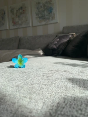 Blå blomformad hårklämma - Söt hårklämma i form av en blomma med blå och gula toner. Perfekt för att piffa upp frisyren med en färgklick och en lekfull touch. Finns i flera färger, se mina annonser 💕