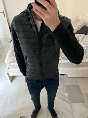 Svart cardiganjacka med huva - Sjukt snygg cardigan jacka från Massimo Dutti i storleken M! 😁                                                             ———————————————————————————                                                      📐| Storlek: M                                                          👖| Märke: Massimo Dutti                                     🔎| Skick: Mycket bra - som ny                             ✍🏻| Skriv om du har några frågor