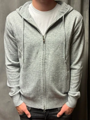 Kashmir/Merino hoodie - En ljusgrå Kashmir/Merino zip hoodie i storlek M! Använd 1 gång, därför nyskick på hoodien! Hör av dig vid frågor!🌟
