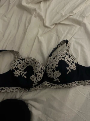 Intimissmi BH - Marinblå intimissmi BH. Beroende på ljus lutar den mer mot svart som på bilden. Använd ett antal gånger men har inga större tecken på användning. ❤️