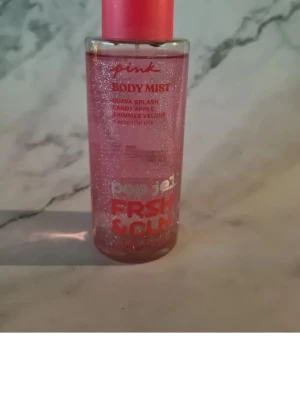 Pink Body Mist Guava Splash Shimmer - Fräsch body mist från Victoria's Secret Pink med doft av guava och äpple. Flaskan är rosa med glitter och har en shimmer-effekt. Innehåller eteriska oljor och ger en glittrande finish på huden. Perfekt för dig som gillar söta och fruktiga dofter. Endast provad nån göng