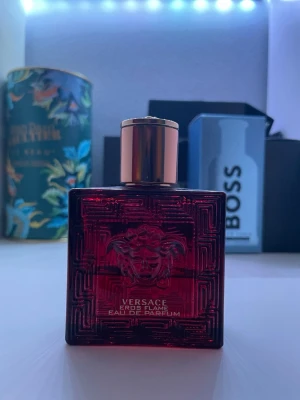 Versace Eros Flame Eau de Parfum - Mängd enligt bild, kan sälja samples eller byta parfym. Kom om du har minsta lilla fråga! Checka gärna in min profil för kläder och parfym!📦
