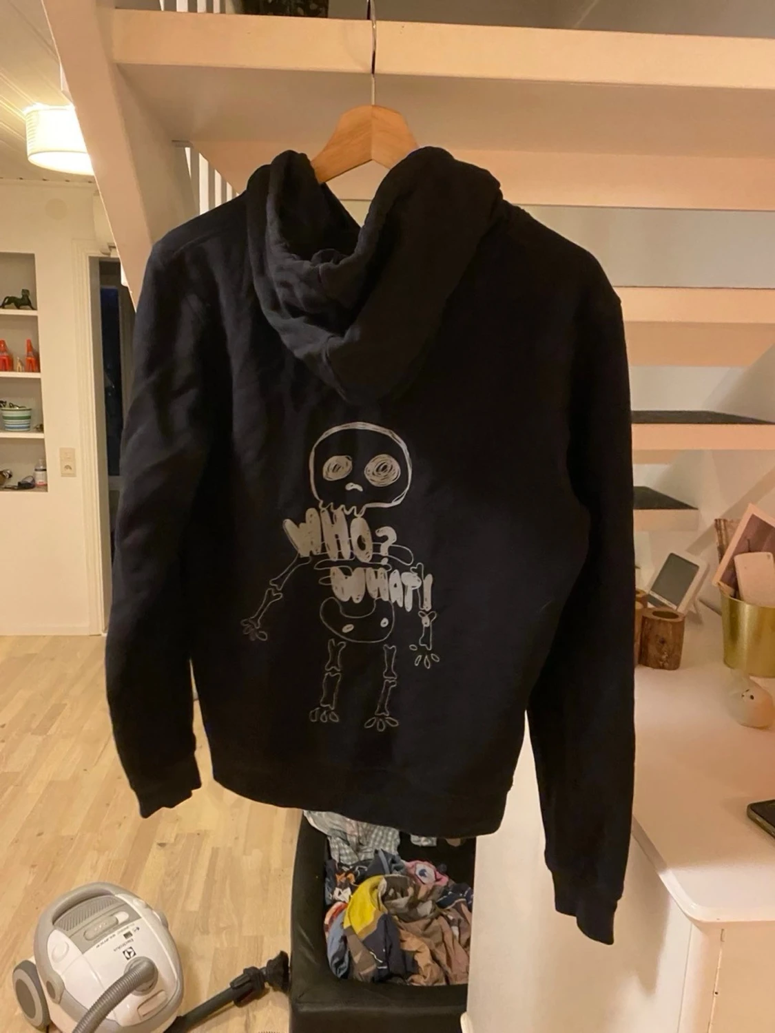 Svart hoodie med döskalletryck - 1