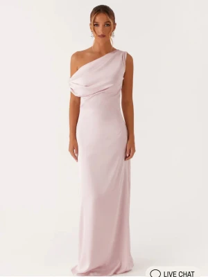 Ljusrosa one shoulder långklänning - En jättefin ljusrosa satin klänning i storlek 34. Klänningen är aldrig använd och har kvar prislappen. Perfekt som balklänning. Skriv gärna om ni har ytterligare frågor😊