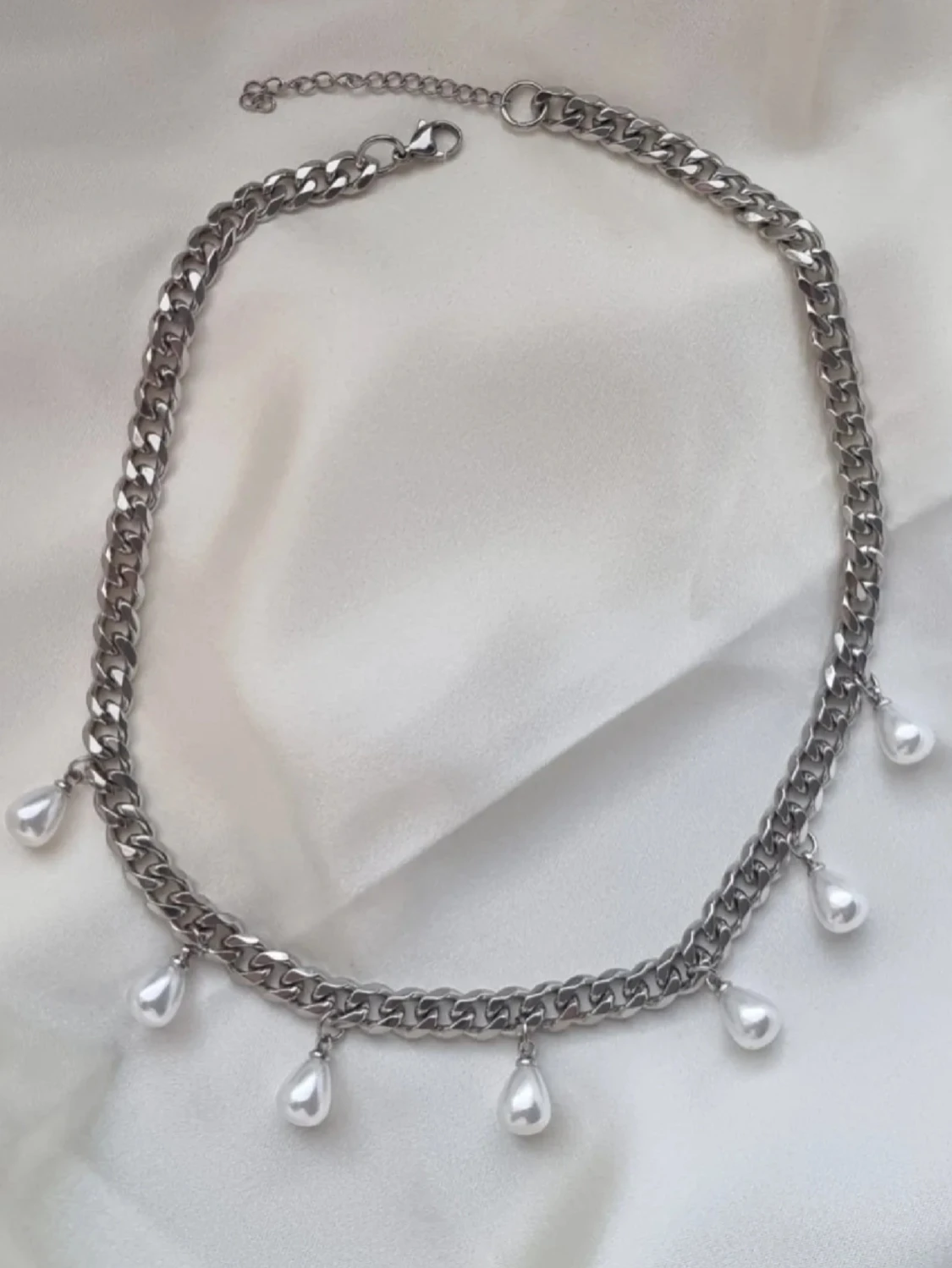 Handgjort halsband med pärlor 