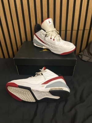 Jordan max aura 5 (GS) White/black-varsity red (vita röda och svarta)  - Säljer dessa skor pga att de är för små för mig dem är i storlek 40 säljer dem väldigt billigt. Ny pris Ca 2000kr säljer de för 700kr.