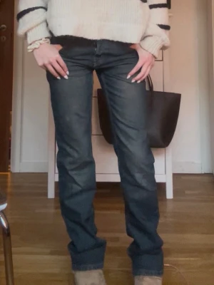 Mörkblå raka jeans - Snygga mörkblå jeans med rak passform och klassisk femficksdesign. Jeansen har normal midja och subtila slitningar framtill för en avslappnad look. Perfekta att styla med sneakers eller boots.