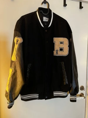 College jacka - En supersnygg college jacka. Inga defekter och använd fåtal gånger. Nypris: ca 700kr