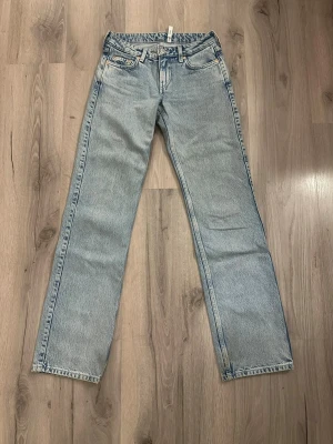 Low waist, straight jeans  - Ljusblå jeans med låg midja och raka ben från weekday. Modellen heter ”Arrow low waist regular straight leg jeans” Sista bilden är inte helt rätt färg, men så ser de ut på. 🌸Nypris: 590:- 