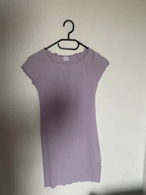 Ljuslila kortklänning - en lila klänning från Lindex kids! säljer så jag växt ur den men den är fortfarande i bra skick då en användes fåtal gånger. perfekt för en sommardag!