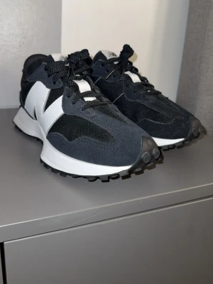 Svarta New Balance 327 Sneakers - Säljer ett par svarta New Balance MS327.  Skorna är knappt använda och i väldigt fint skick det syns tydligt på sulor och ovandel. Pris går att diskutera.