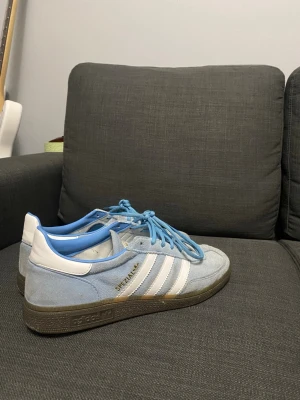 Adidas Spezial ljusblå sneakers - Säljer ett par Adidas Spezial sneakers i ljusblå mocka med vita detaljer. Något år gamla, ser att de är använda men inga skador. 