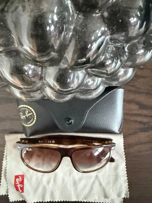 Rayban boyfriend - Säljer ett par Rayban boyfriend i den populära färgen (havana-brun) MAX använda 10-15 gånger och har hållt sig i nyskick sen dess. Allt og finns och tillkommer i köpet. 